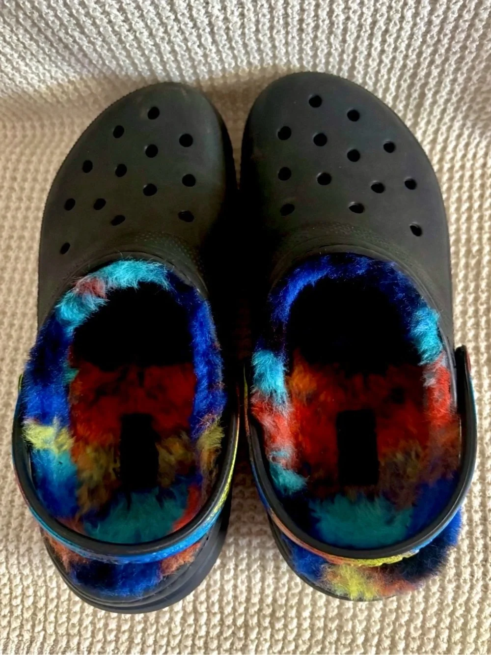 Crocs Kids 4 Black Lined Clogs – Rainbow Fuzzy Interior - Picture 5 of 11